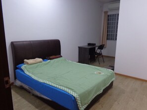 4 bedrooms, desk, iron/ironing board, free WiFi - New Big Cosy beautiful home (Miri)