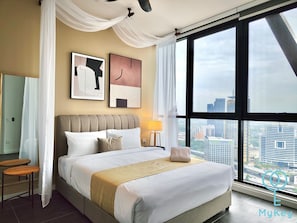 Premium bedding, individually furnished, desk, iron/ironing board - Scarletz Suites KLCC by Mykey (Kuala Lumpur)