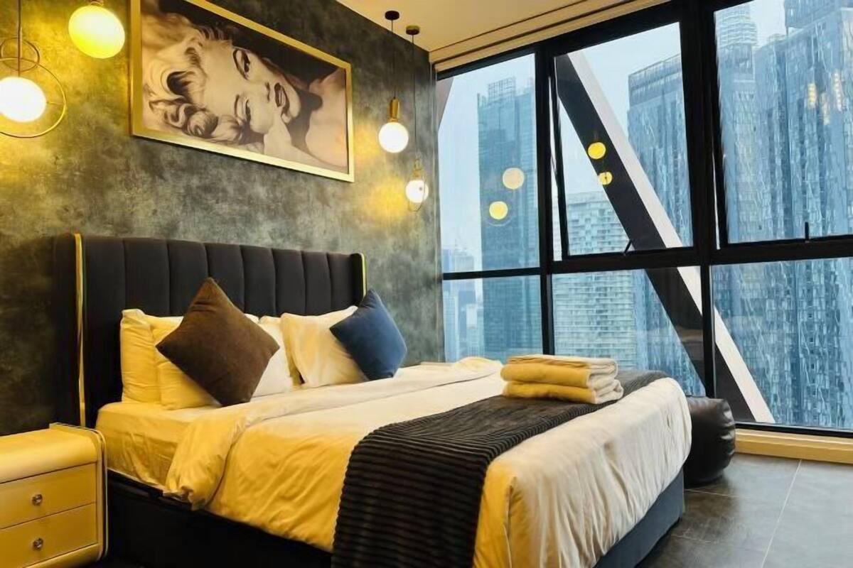Premium bedding, desk, iron/ironing board, free WiFi