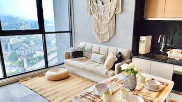 Premium-huone (Suites) | Ylelliset vuodevaatteet, yksilöllisesti kalustettu, työpöytä