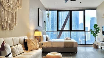 Junior-huone (Suites) | Ylelliset vuodevaatteet, yksilöllisesti kalustettu, työpöytä