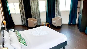 Deluxe Room | Desk