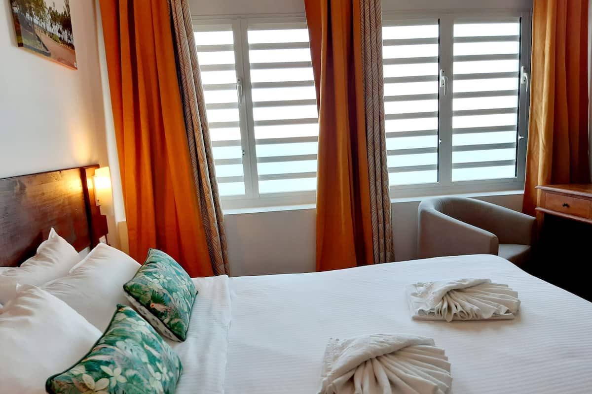 Comfort Double Room | Desk