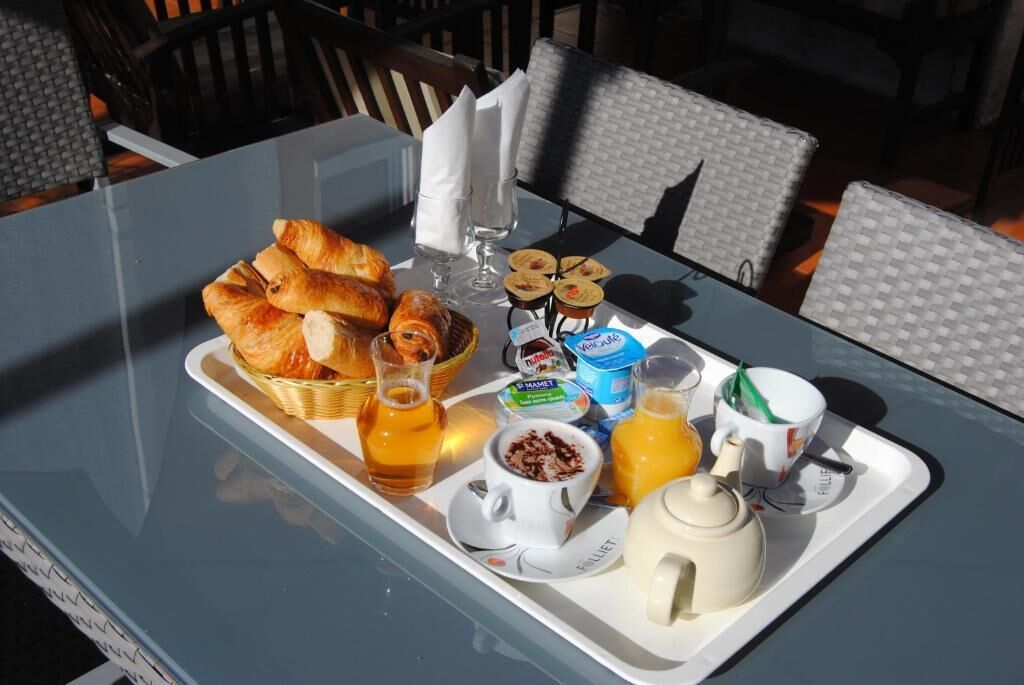 daily buffet breakfast (eur 11 per person)
