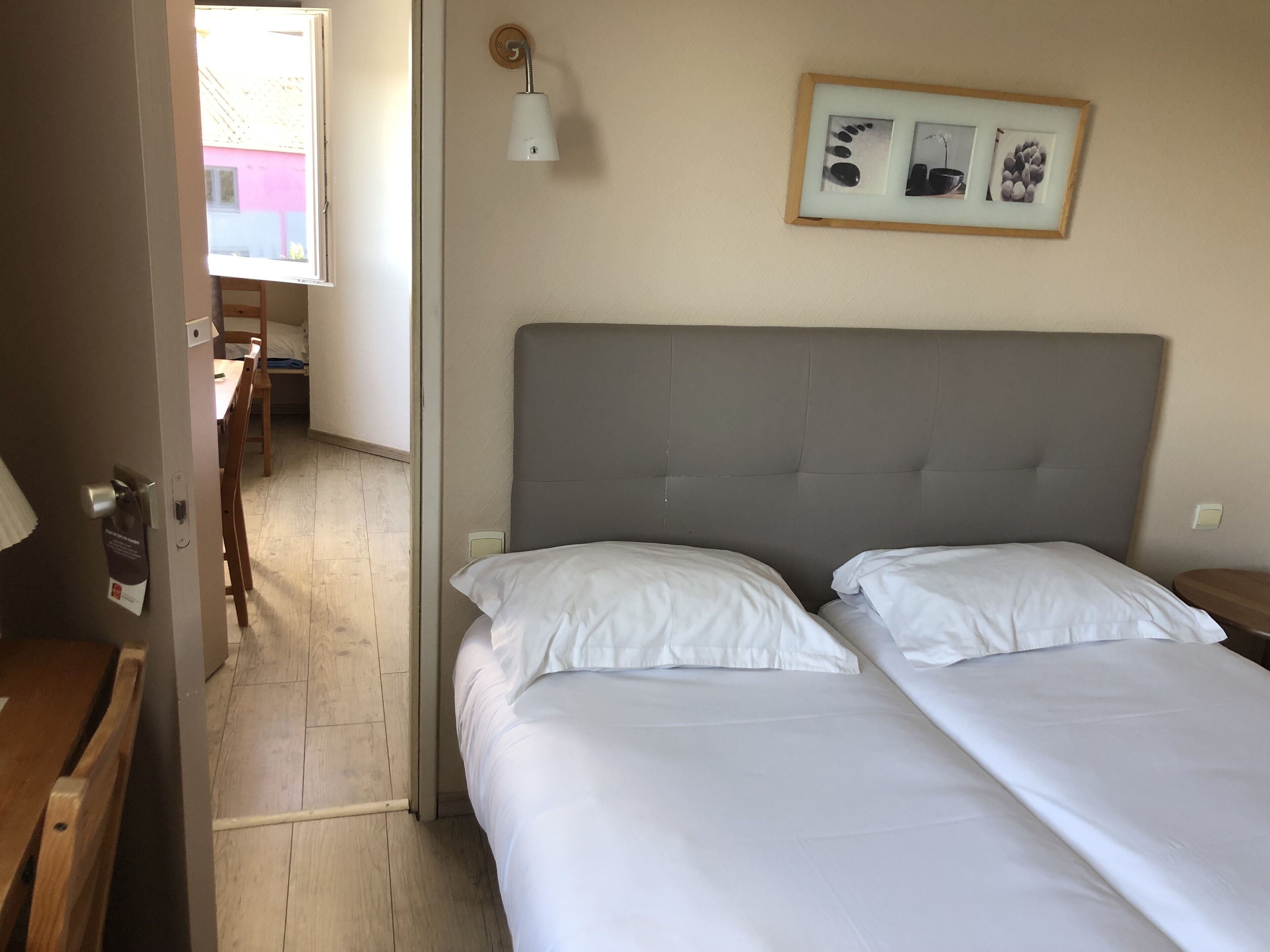 Chambre Quadruple Confort | Literie de qualité supérieure, bureau, Wi-Fi gratuit, draps fournis