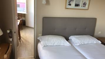 Chambre Quadruple Confort | Literie de qualité supérieure, bureau, Wi-Fi gratuit, draps fournis