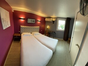 Habitación Confort con 2 camas individuales | Ropa de cama de alta calidad, escritorio, wifi gratis y ropa de cama