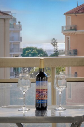 Outdoor dining - Very pleasant 2 room apartment close to the beaches (Cannes)