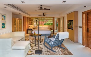 Minibar, caja fuerte, cortinas opacas y tabla de planchar con plancha