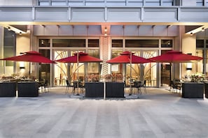 Petit déjeuner, déjeuner et dîner servis sur place