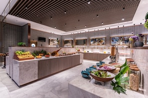 Petit déjeuner, déjeuner et dîner servis sur place