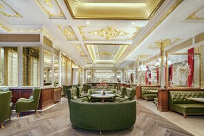 Breakfast, lunch and dinner served - Harbour Plaza Metropolitan Shanghai (Shanghai)