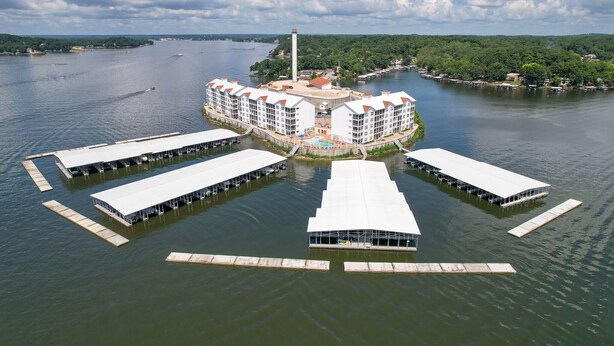 Um hotel flutuante com vários níveis, interligados por passarelas, e rodeado por água.