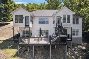 Exterior - Eagles Landing - Lakefront 5 Bdrm with Pool Table (Sunrise Beach)