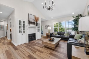 Smart TV - Eagles Landing - Lakefront 5 Bdrm with Pool Table (Sunrise Beach)