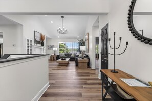 Interior - Eagles Landing - Lakefront 5 Bdrm with Lakeside Tiki Bar (Sunrise Beach)