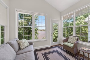 Smart TV - Eagles Landing - Lakefront 5 Bdrm with Lakeside Tiki Bar (Sunrise Beach)