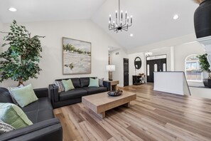Lobby - Eagles Landing - Lakefront 5 Bdrm with Lakeside Tiki Bar (Sunrise Beach)