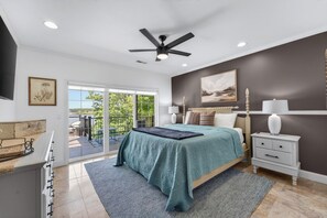 5 bedrooms, travel crib, free WiFi, bed sheets - Eagles Landing - Lakefront 5 Bdrm with Lakeside Tiki Bar (Sunrise Beach)