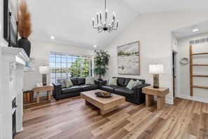 Smart TV - Eagles Landing - Lakefront 5 Bdrm with Pool Table (Sunrise Beach)