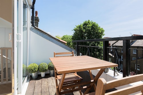 Spacious 3 bedrooms flat with terrace
