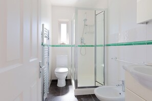 Combined shower/bathtub, hair dryer, bidet, towels