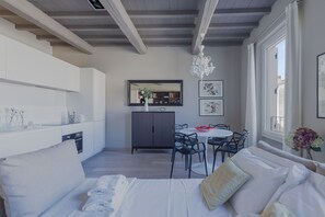Apartamento Deluxe | Zona de estar | Televisión LED de 42 pulgadas con canales digitales, una televisión