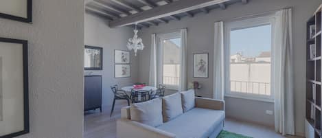 Deluxe-Apartment | Wohnbereich | 42-Zoll-LED-Fernseher mit Digitalempfang, Fernseher, Fußbodenheizung