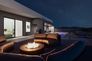 Terrace/patio - W House: Luxe • Near Park • Heated Pool & Spa (Joshua Tree)