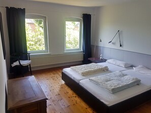 4 bedrooms, desk, iron/ironing board, travel cot