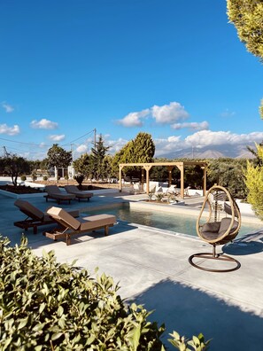 Outdoor pool - Luxury Retreat with pool , bbq , gym & basketball court. (Αρκαλοχώρι)