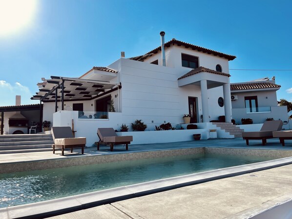 Outdoor pool - Luxury Retreat with pool , bbq , gym & basketball court. (Αρκαλοχώρι)