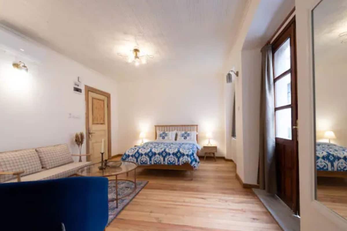 Comfort Room | Iron/ironing board, free WiFi