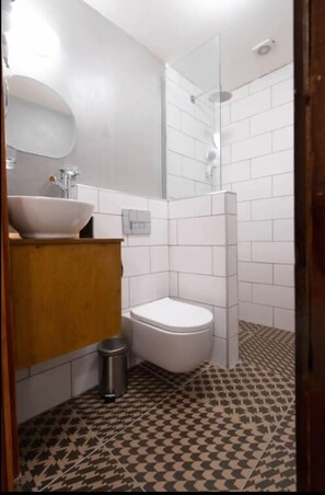 Shower, rainfall showerhead, free toiletries, hair dryer - Balcony Suit Pera in Galata (Istanbul)