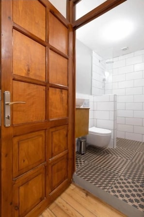 Shower, rainfall showerhead, free toiletries, hair dryer - Balcony Suit Pera in Galata (Istanbul)