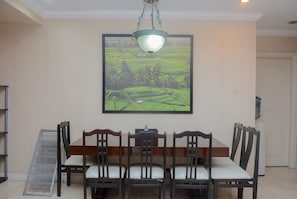 Apartment, 2 Bedrooms | Dining room