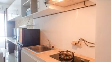 Apartment | Eigene Küche | Kühlschrank, Herdplatte, Wasserkocher, Kochgeschirr/Geschirr/Besteck