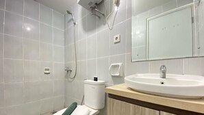 A modern bathroom with a toilet, a sink, and a shower. - Spacious And Homey 2Br Apartment At Newton Residence (Bandung)