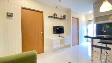 Apartment, 2 Schlafzimmer | Wohnbereich | Fernseher