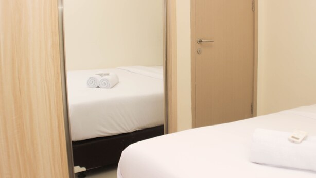 Ein Hotelzimmer mit einem Bett, einer Tür und einer Wand.