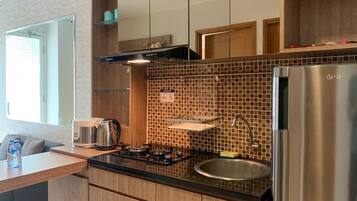 Apartament, 2 dormitoris | Cuina privada | Frigorífic i utensilis de cuina, vaixella i coberteria