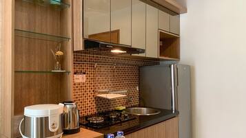 Apartment, 2 Bedrooms | Private kitchen | Fridge, cookware/dishes/utensils