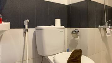 Apartment, 2 Bedrooms | Bathroom | Shower, towels