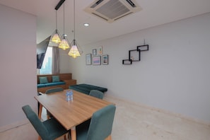 Apartment, 1 Bedroom | Dining room