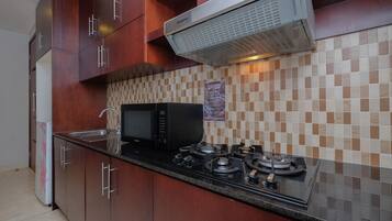 Apartment, 1 Bedroom | Private kitchen | Fridge, cookware/dishes/utensils