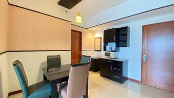 Apartment, 2 Bedrooms | Dining room