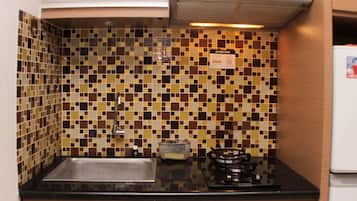 Apartment, 2 Bedrooms | Private kitchen | Fridge, cookware/dishes/utensils