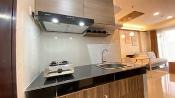 Apartment, 2 Bedrooms | Private kitchen | Fridge, cookware/dishes/utensils