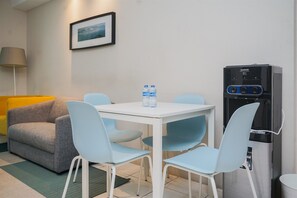 Apartment, 2 Bedrooms | Dining room