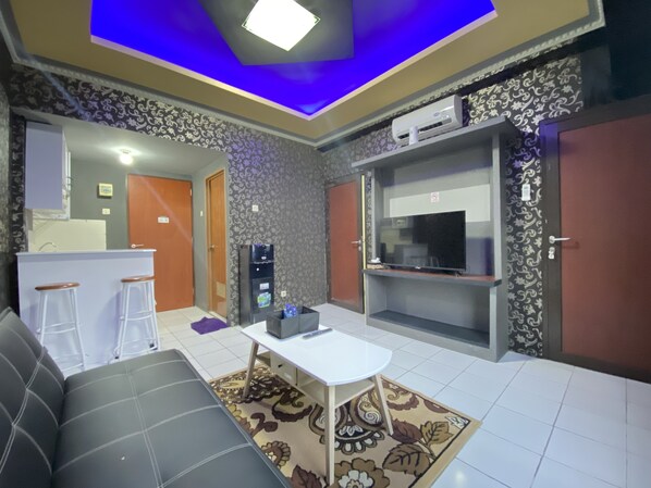 Apartamento, 2 habitaciones | Zona de estar | Una televisión